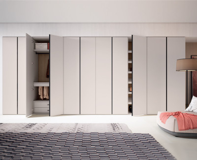 Kleiderschrank mit 11 Flügeltüren