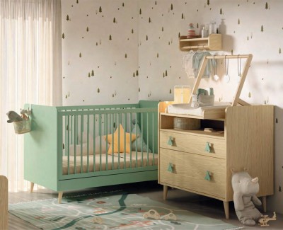 Komplettes Babyzimmer mit zum Kinderbett umbaubarem Bett und Kleiderschrank
