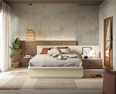 Schlafzimmer mit Doppelbett mit Kommode, Kopfteil, Nachttischen, Schreibtisch und Kleiderschrank mit Falttüren
