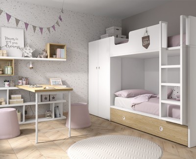 Kinderzimmer mit Etagenbett, 2-türigem Klappschrank und Schreibtisch mit Regalen
