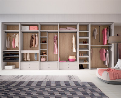 Kleiderschrank mit 11 Flügeltüren