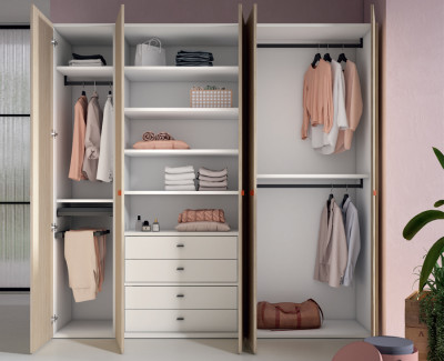 Kleiderschrank mit 5 Flügeltüren