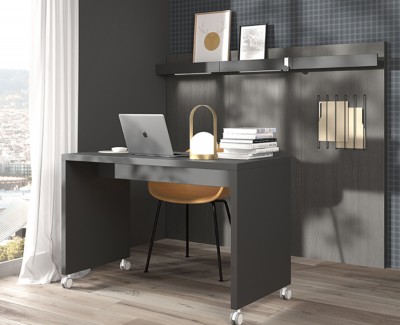 Schreibtisch mit Rollen und Paneelen mit Zeitschriftenregalen und elastischen Regalen