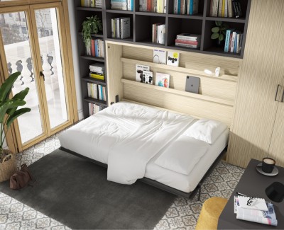 Schlafzimmer mit Schrankbett mit Regalen, Kleiderschrank und Schreibtisch