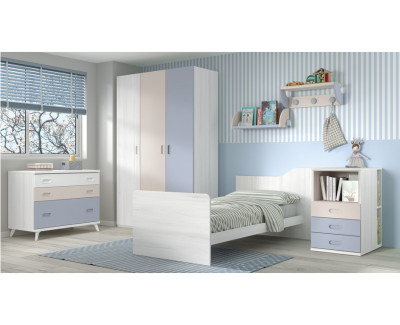 Babyzimmer mit Bett, das zum Kinderbett umgebaut werden kann, mit Kommode und Kleiderschrank